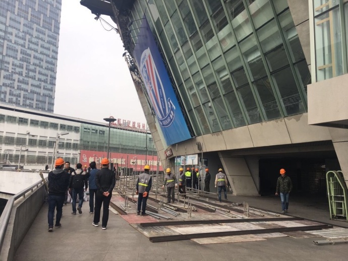 广袤野性的南非草原。天黑，一只迷路的印度豹幼崽跌跌撞撞地闯进高速公路。荣幸的是，彼得（坎贝尔·斯科特 Campbell Scott饰）父子救下了它。当两父子把这个小家伙带回家时，儿子赞恩（亚历克斯·迈克尔罗特 Alex Michaeletos饰）仿照照旧牢牢地搂着小豹仔，他终究有了一个可以一路长年夜的伴侣了。他给小豹仔取名杜玛。可跟着杜玛一每天的长年夜，赞恩必需要让他的这个动物伴侣回回到天然中。因而他带着杜玛单身横穿全部南非。蛮荒的南非年夜地上危机重重，暗藏的非洲狮，隐藏在河道中的鳄鱼，还有阿谁试图抓杜玛卖钱的神秘流离汉。赞恩和杜玛的年夜冒险就如许起头了。赞恩履历千辛万苦，终究把杜玛送回野外。可达到此次路程终点的时辰，也该是赞恩和杜玛作别的一刻。本片是由华纳公司推出的一部以动物与报酬题材的片子，执导过《黑神驹》和《伴你高飞》的片子导演拉罗尔·巴尔兰德再次执导该片。